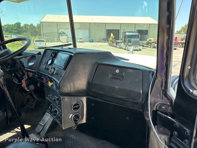 image for item ER3120 1982 Mack R686ST semi truck