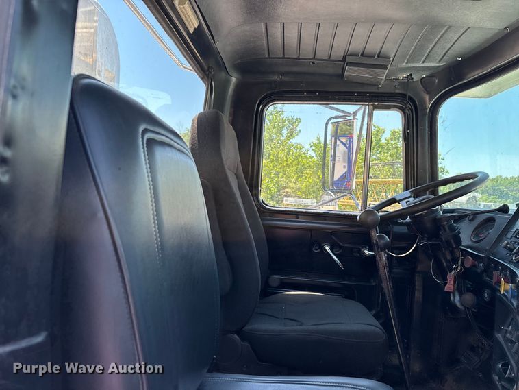 image for item ER3120 1982 Mack R686ST semi truck