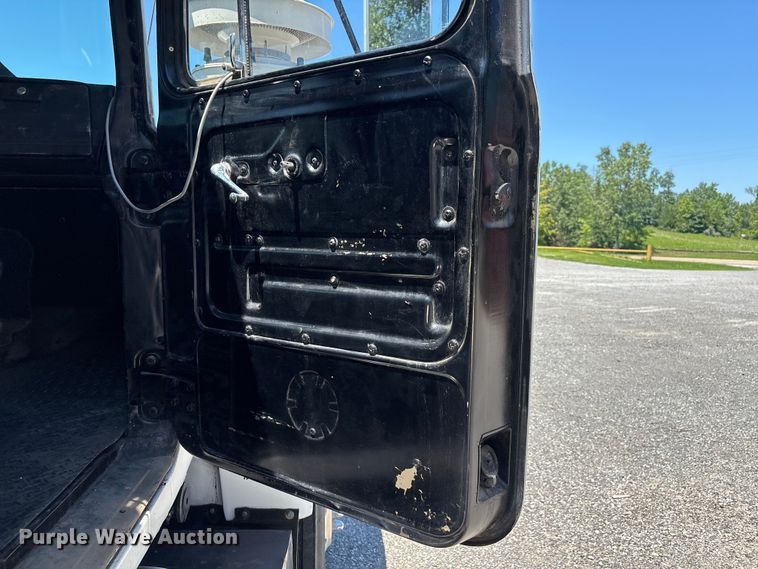 image for item ER3120 1982 Mack R686ST semi truck