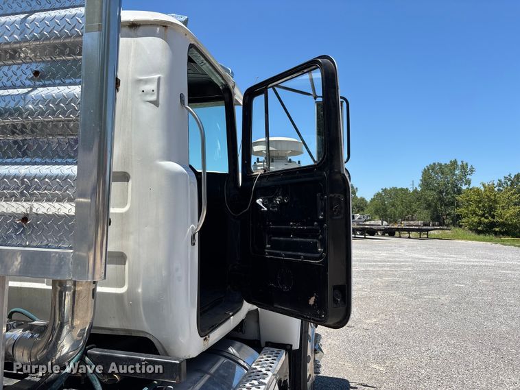 image for item ER3120 1982 Mack R686ST semi truck