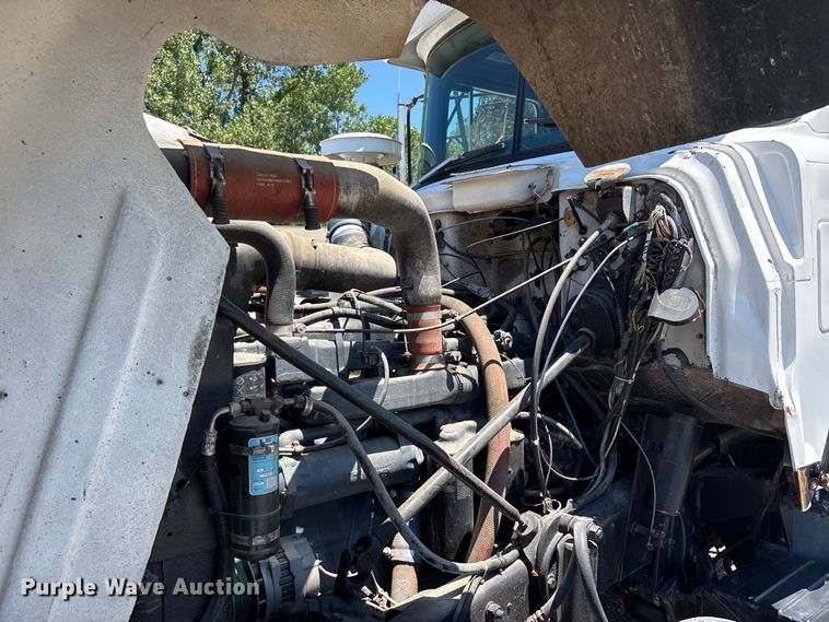 image for item ER3120 1982 Mack R686ST semi truck