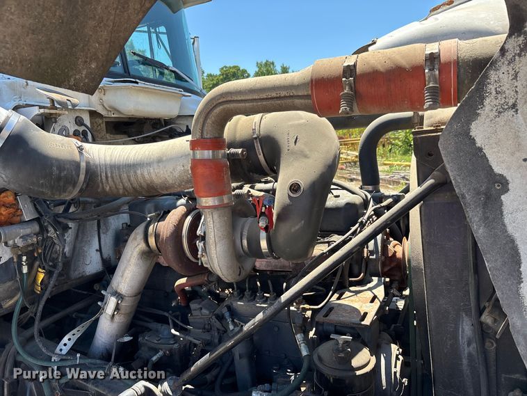image for item ER3120 1982 Mack R686ST semi truck