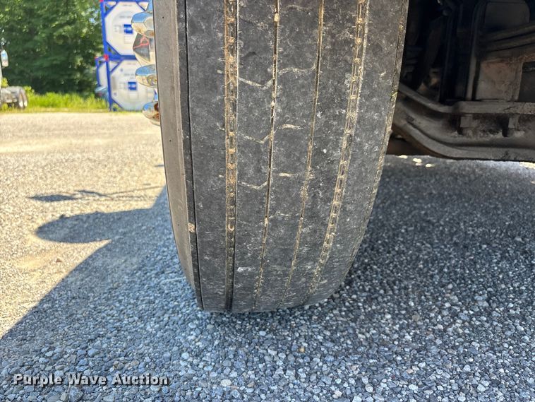 image for item ER3120 1982 Mack R686ST semi truck