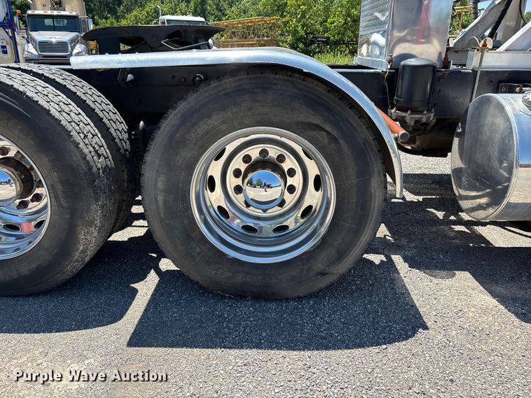 image for item ER3120 1982 Mack R686ST semi truck