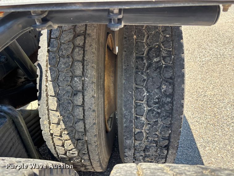 image for item ER3120 1982 Mack R686ST semi truck