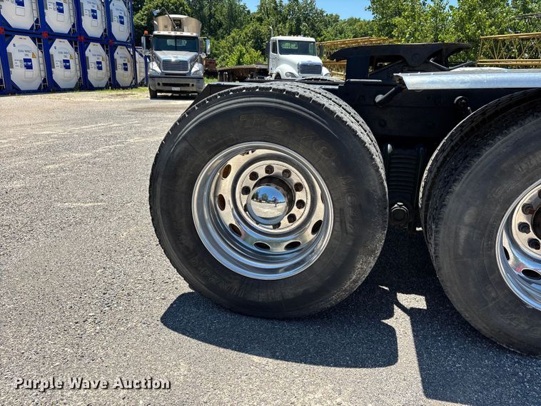 image for item ER3120 1982 Mack R686ST semi truck