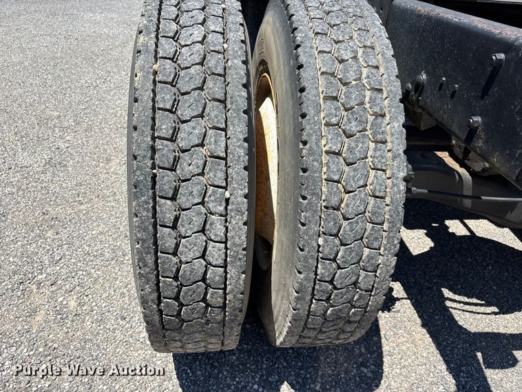 image for item ER3120 1982 Mack R686ST semi truck