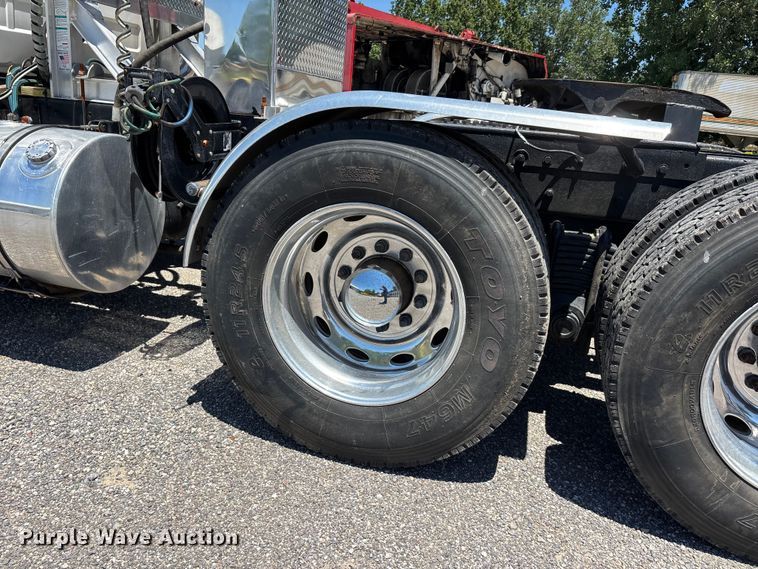 image for item ER3120 1982 Mack R686ST semi truck