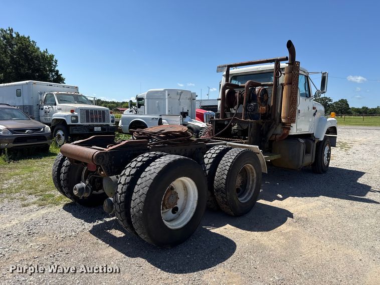 image for item ET6405 1991 International 2574 6X4 winch truck