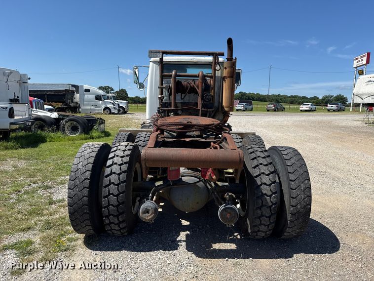 image for item ET6405 1991 International 2574 6X4 winch truck