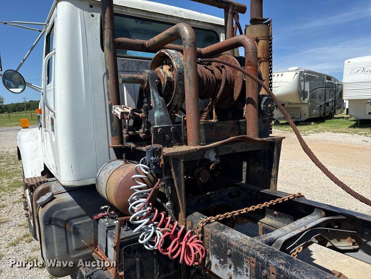 image for item ET6405 1991 International 2574 6X4 winch truck