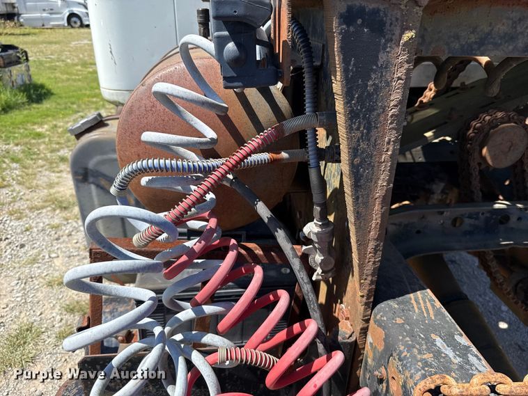 image for item ET6405 1991 International 2574 6X4 winch truck