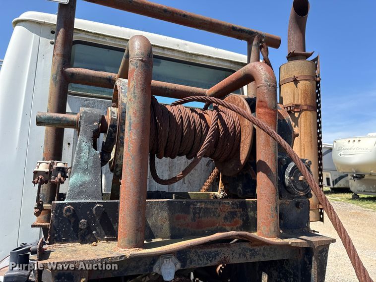 image for item ET6405 1991 International 2574 6X4 winch truck