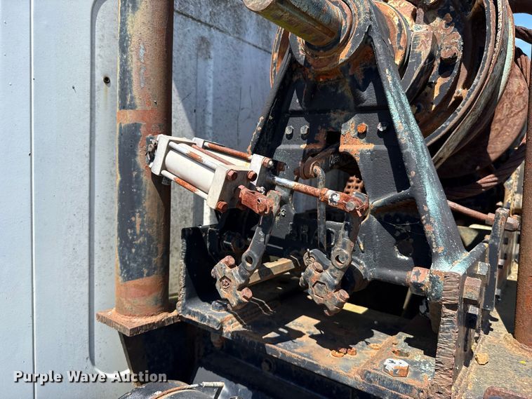 image for item ET6405 1991 International 2574 6X4 winch truck