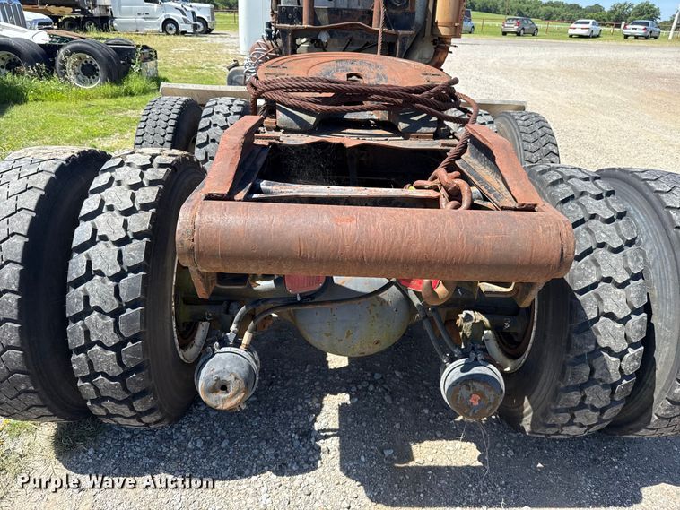 image for item ET6405 1991 International 2574 6X4 winch truck
