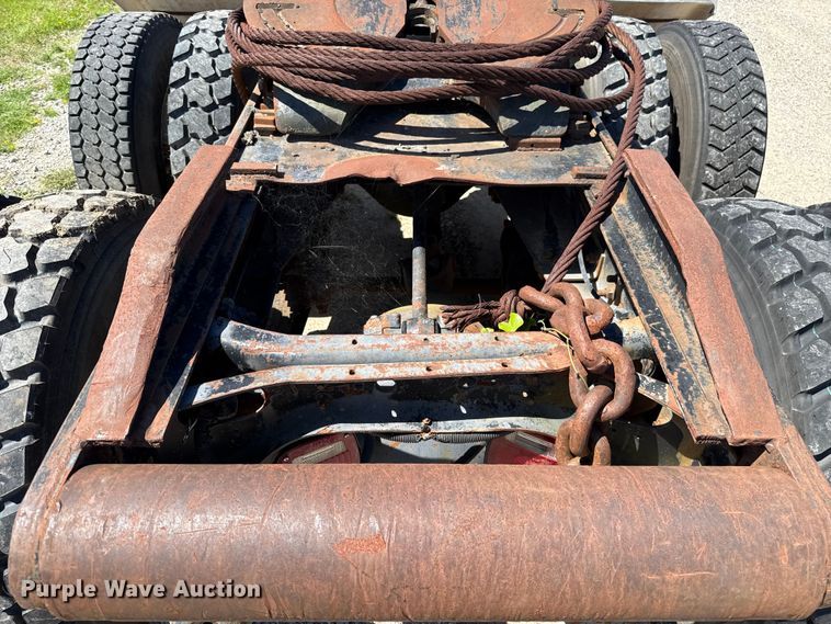 image for item ET6405 1991 International 2574 6X4 winch truck