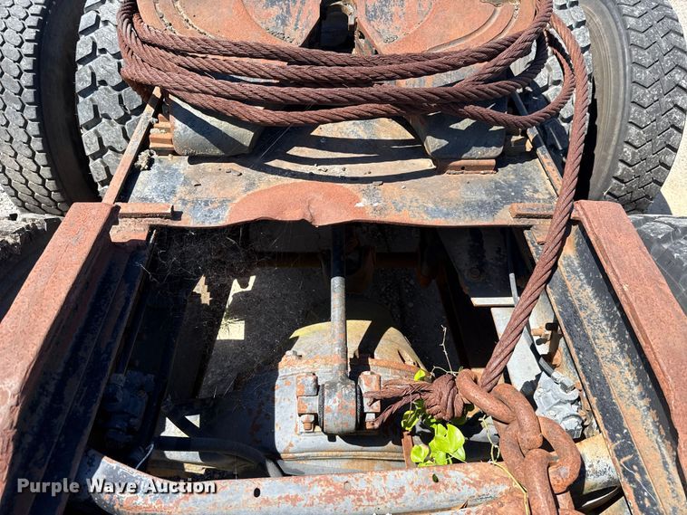 image for item ET6405 1991 International 2574 6X4 winch truck