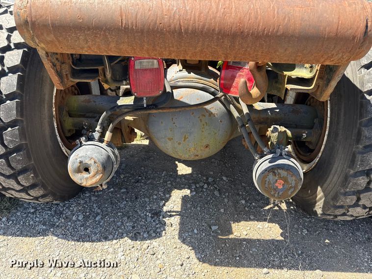 image for item ET6405 1991 International 2574 6X4 winch truck