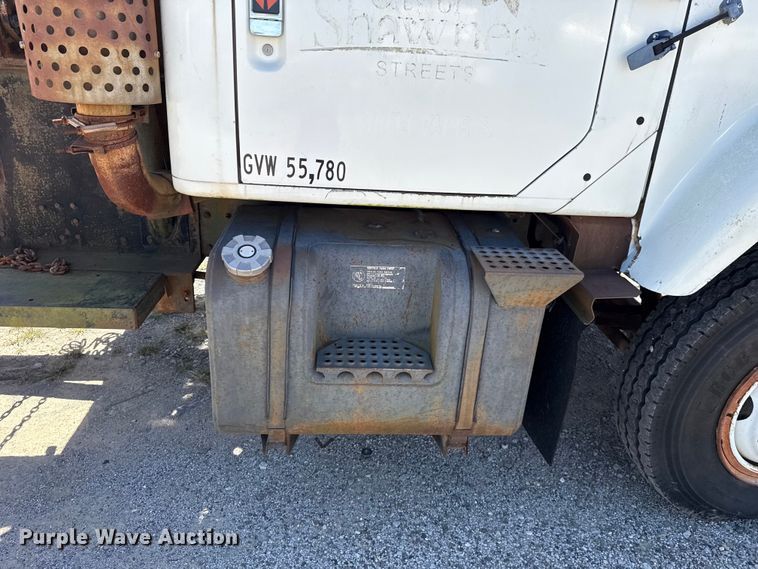 image for item ET6405 1991 International 2574 6X4 winch truck