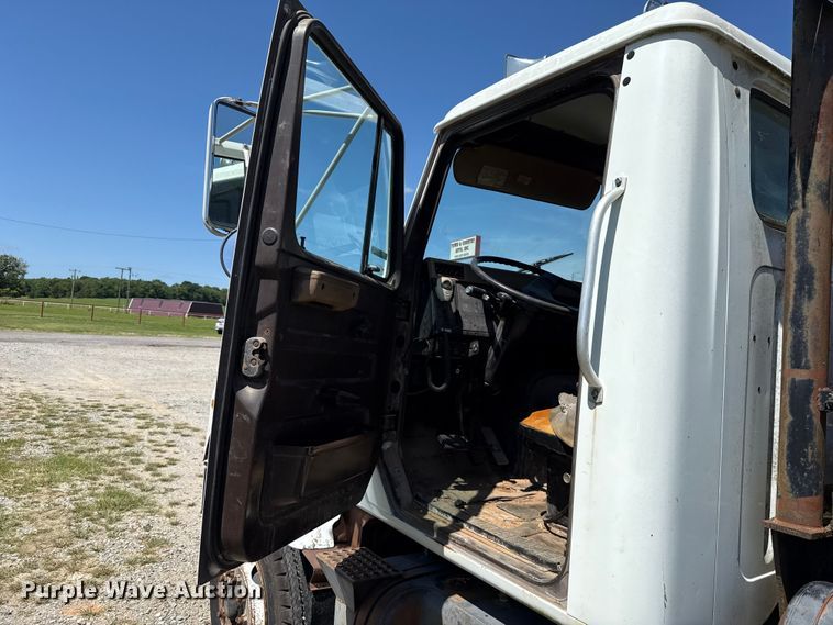 image for item ET6405 1991 International 2574 6X4 winch truck