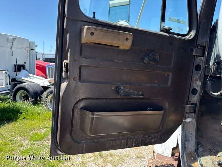 image for item ET6405 1991 International 2574 6X4 winch truck