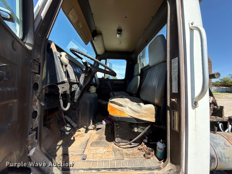 image for item ET6405 1991 International 2574 6X4 winch truck