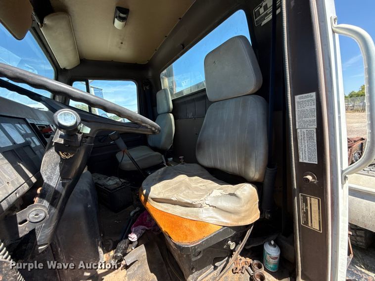 image for item ET6405 1991 International 2574 6X4 winch truck