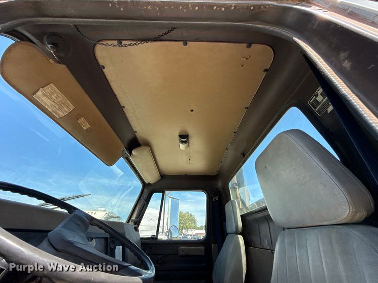 image for item ET6405 1991 International 2574 6X4 winch truck