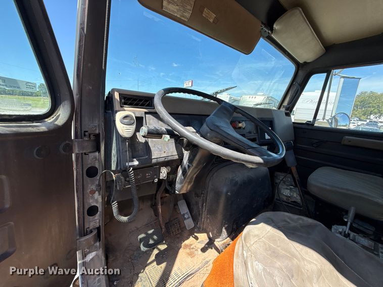 image for item ET6405 1991 International 2574 6X4 winch truck
