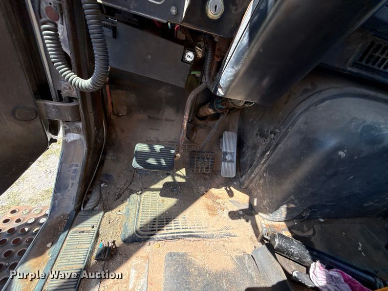 image for item ET6405 1991 International 2574 6X4 winch truck