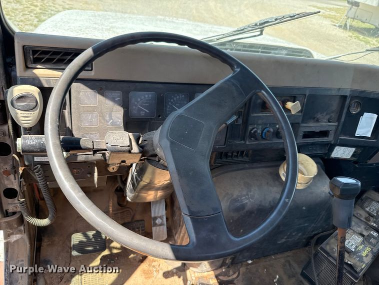 image for item ET6405 1991 International 2574 6X4 winch truck