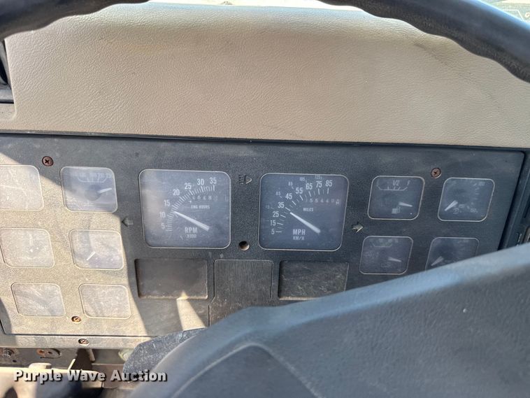 image for item ET6405 1991 International 2574 6X4 winch truck