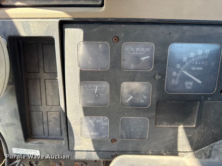 image for item ET6405 1991 International 2574 6X4 winch truck