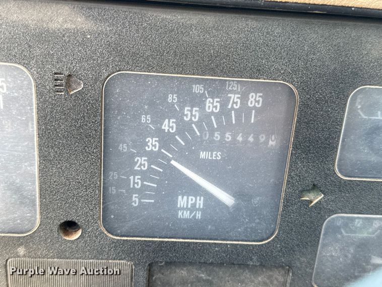 image for item ET6405 1991 International 2574 6X4 winch truck