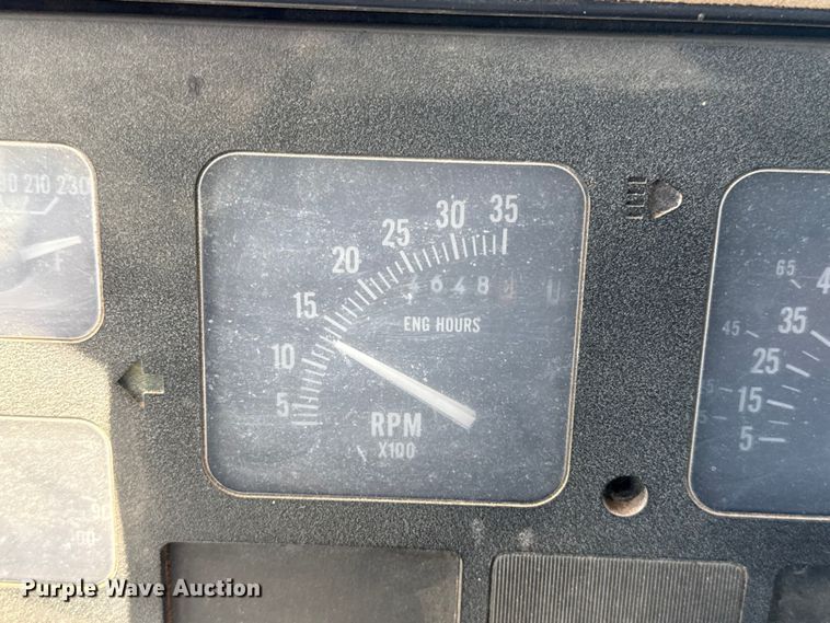 image for item ET6405 1991 International 2574 6X4 winch truck
