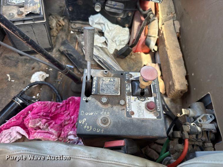 image for item ET6405 1991 International 2574 6X4 winch truck