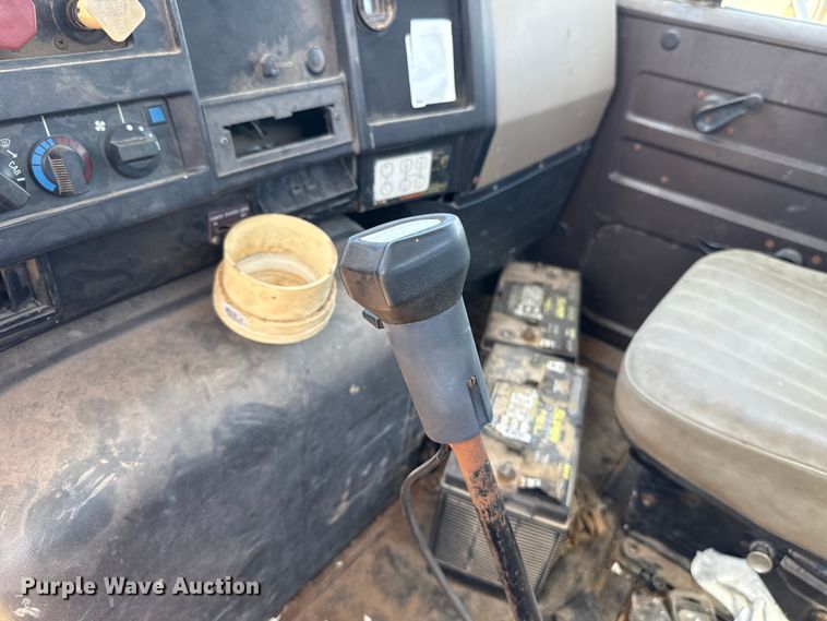 image for item ET6405 1991 International 2574 6X4 winch truck
