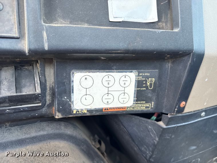 image for item ET6405 1991 International 2574 6X4 winch truck