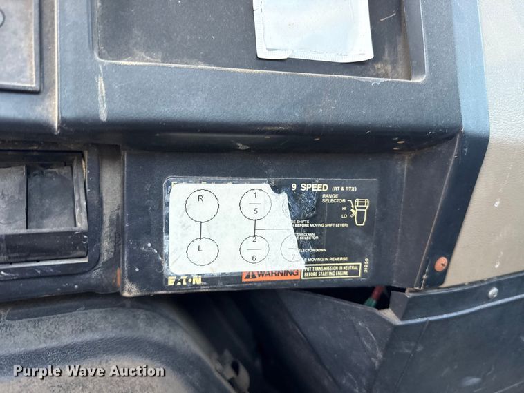 image for item ET6405 1991 International 2574 6X4 winch truck