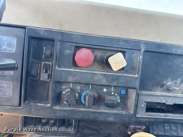 image for item ET6405 1991 International 2574 6X4 winch truck