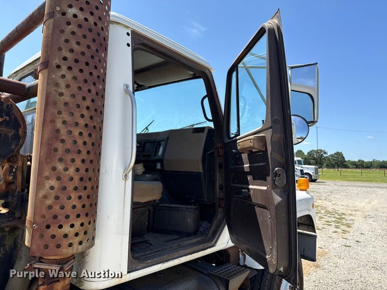 image for item ET6405 1991 International 2574 6X4 winch truck