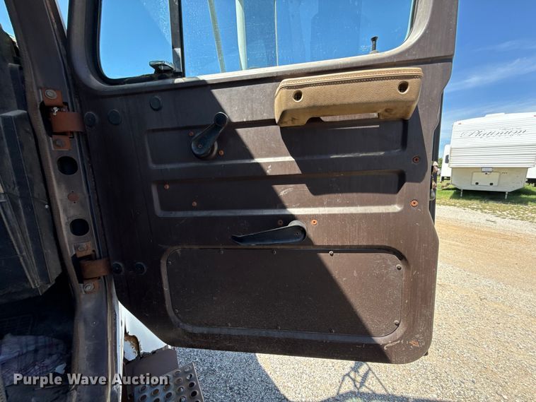 image for item ET6405 1991 International 2574 6X4 winch truck