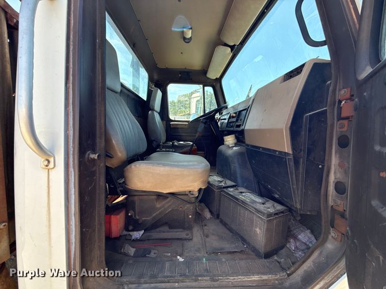 image for item ET6405 1991 International 2574 6X4 winch truck