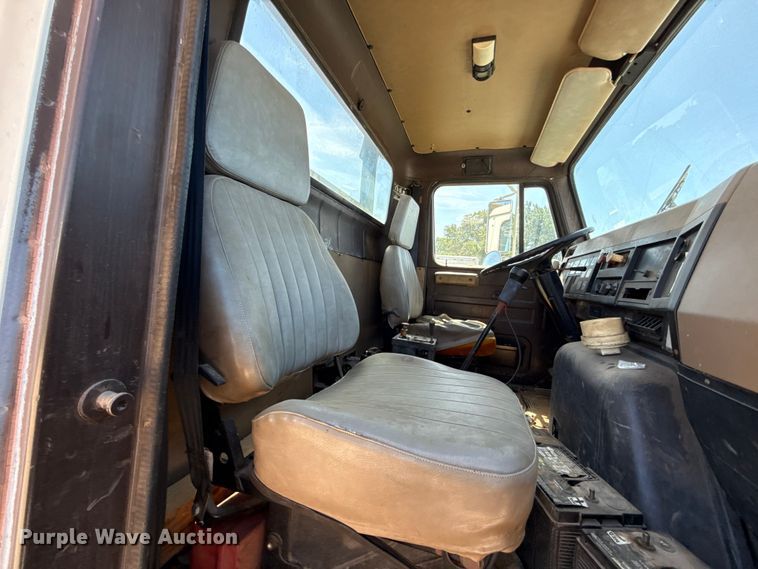 image for item ET6405 1991 International 2574 6X4 winch truck