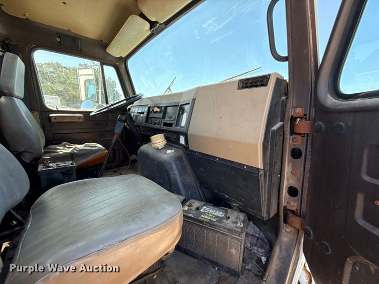 image for item ET6405 1991 International 2574 6X4 winch truck