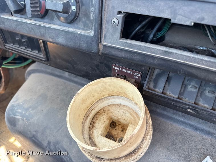 image for item ET6405 1991 International 2574 6X4 winch truck