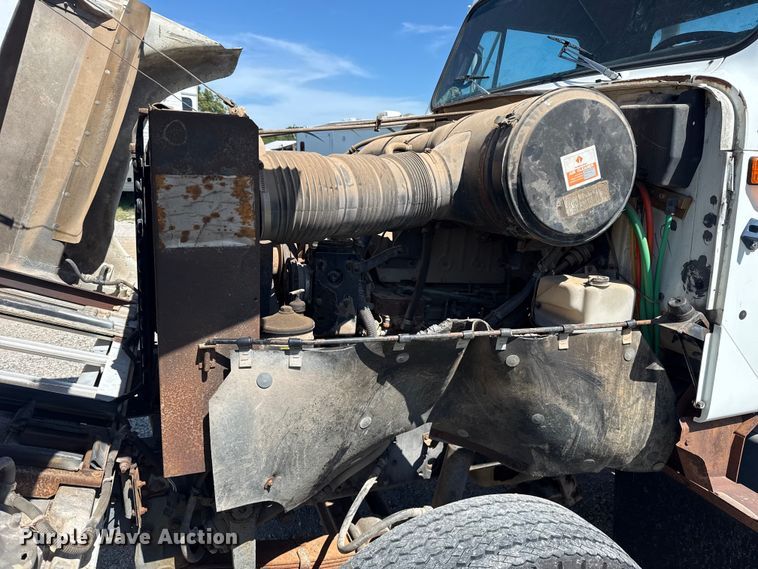 image for item ET6405 1991 International 2574 6X4 winch truck