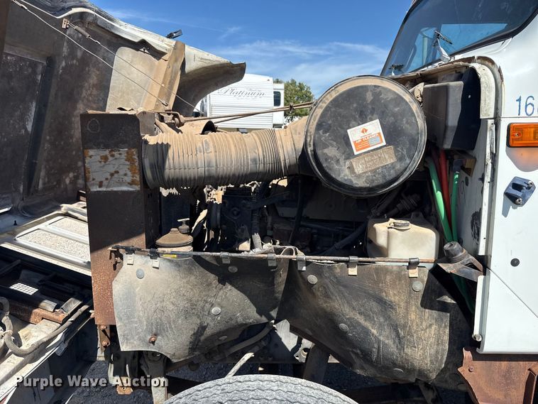 image for item ET6405 1991 International 2574 6X4 winch truck