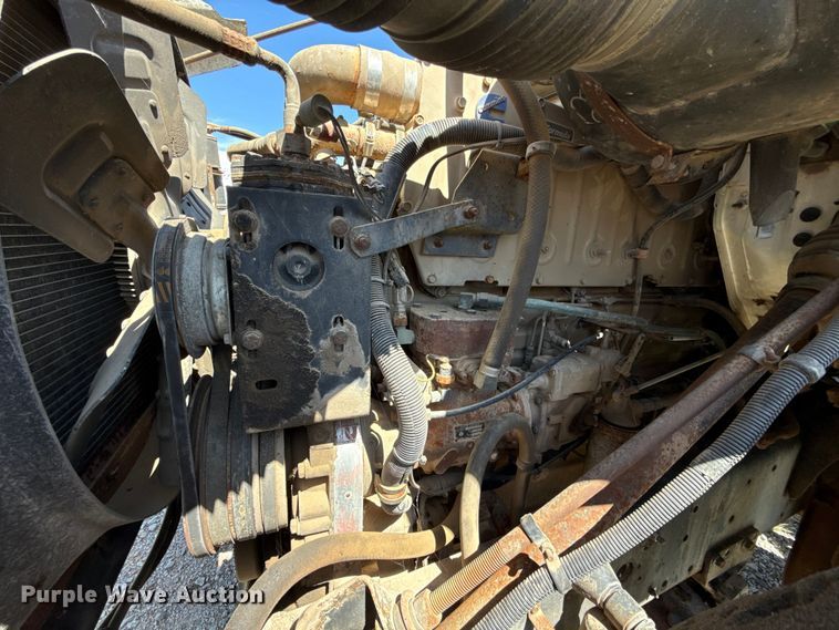 image for item ET6405 1991 International 2574 6X4 winch truck