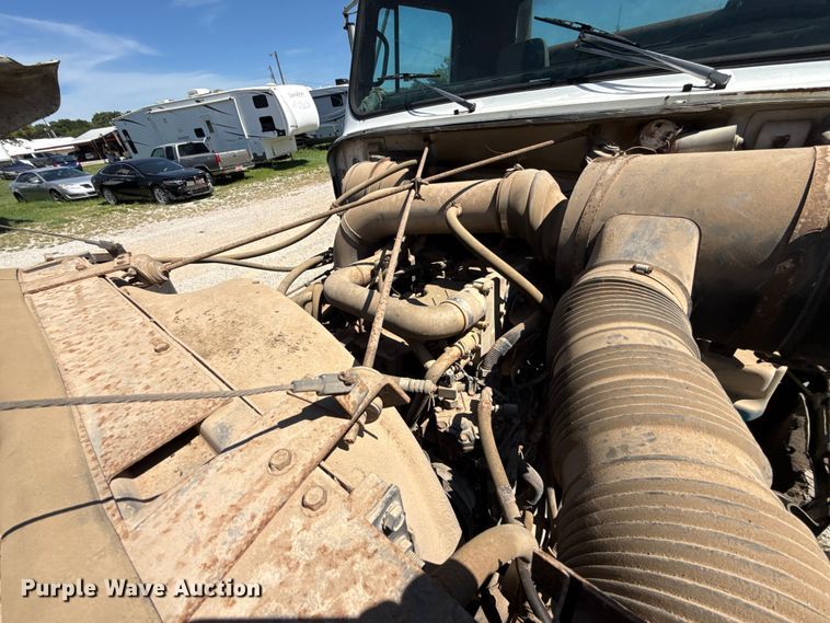 image for item ET6405 1991 International 2574 6X4 winch truck